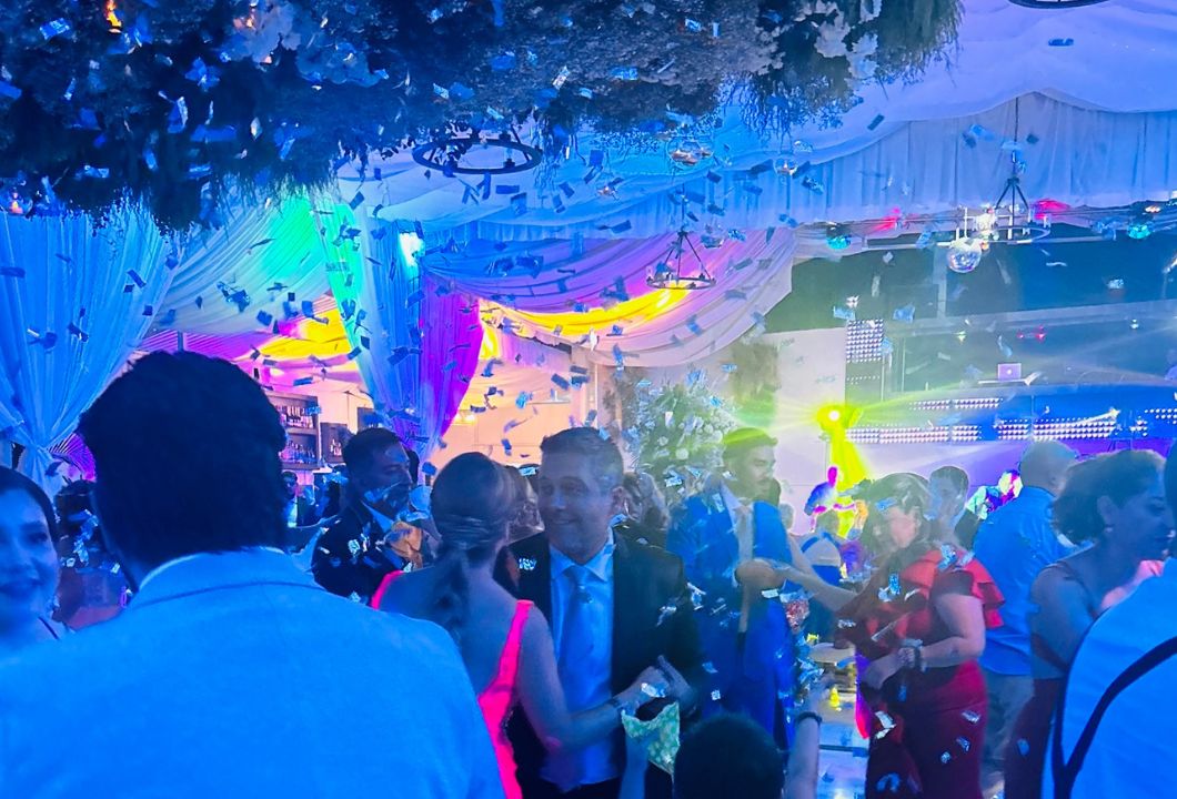 Fiesta de boda en Jardín Allegra 55 con invitados disfrutando la celebración en Cuernavaca