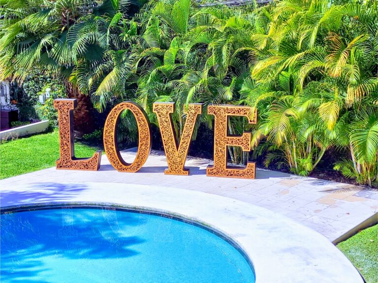 Letras Gigantes junto a la alberca en Jardín Allegra para Bodas en Morelos