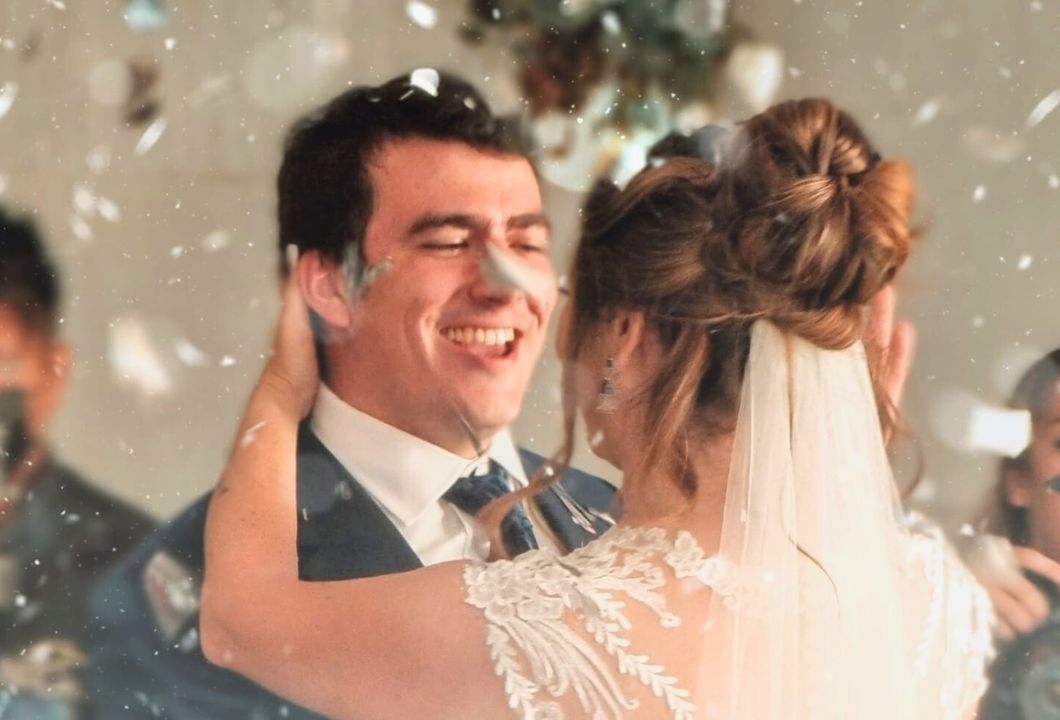 Novios felices celebrando su boda en Jardín Allegra 55, Cuernavaca Morelos