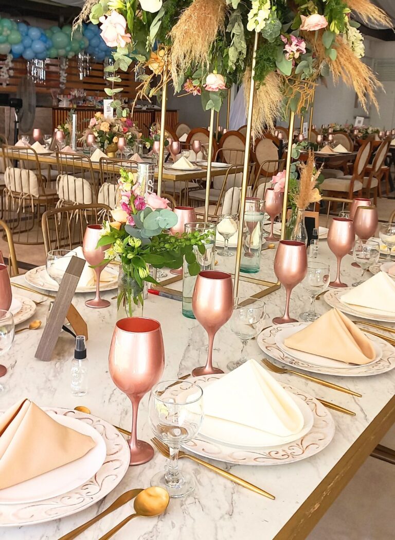 Mesa con tablero de mármol blanco y montaje elegante para boda boutique en Jardín Allegra 55