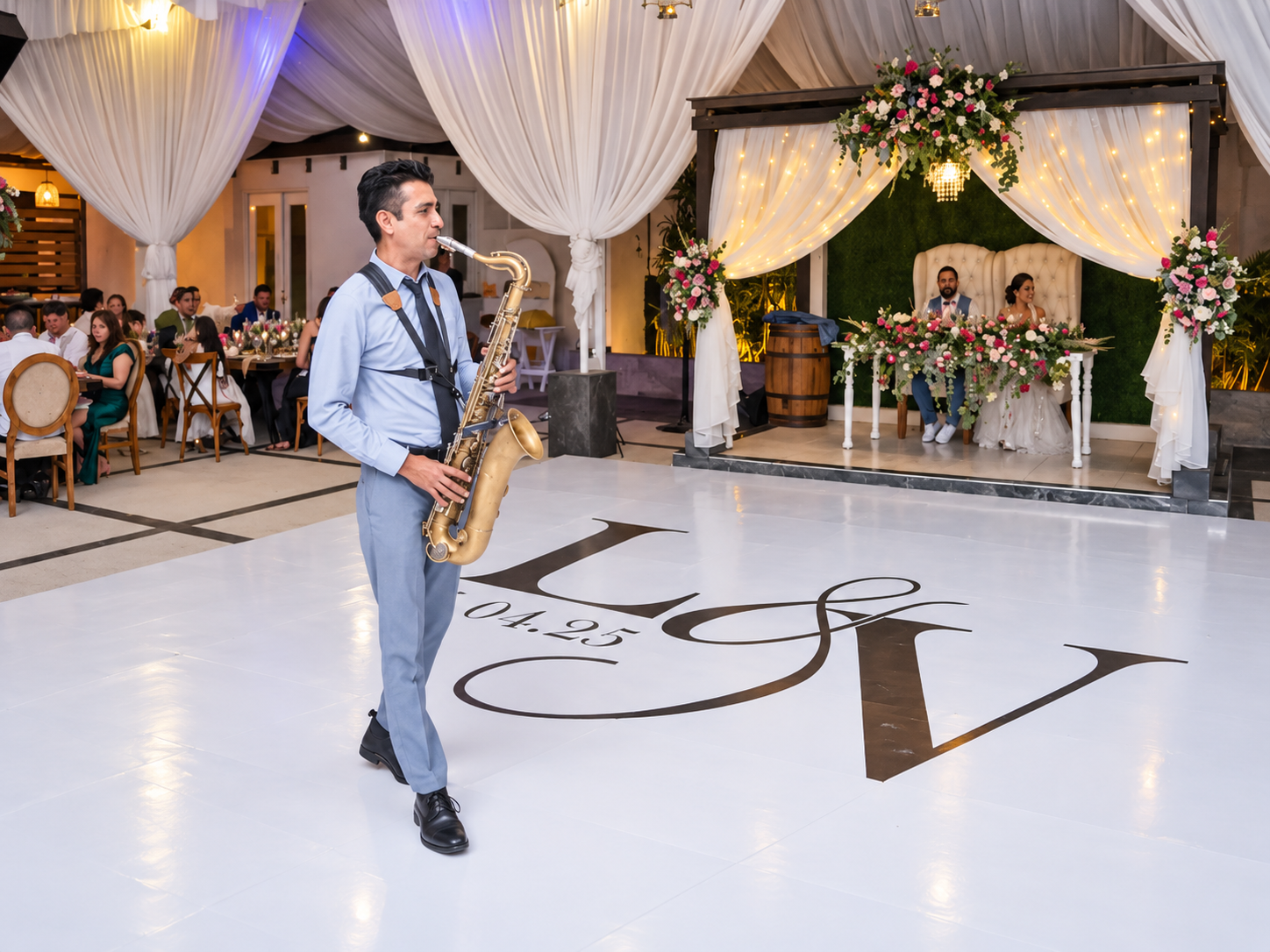 Saxofonista en vivo sobre la pista de baile durante una boda en Jardín Allegra 55, Cuernavaca
