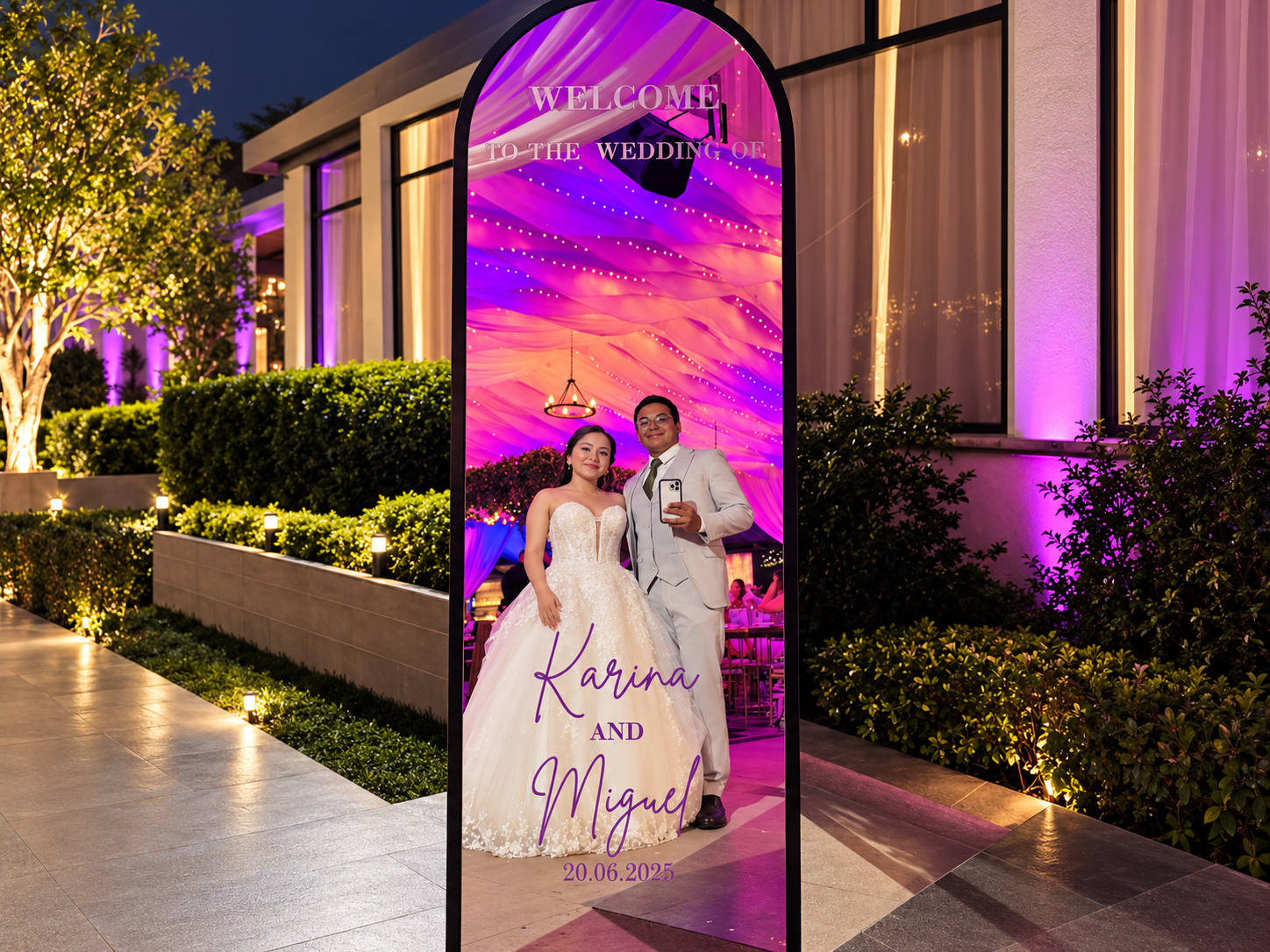 Espejo de bienvenida iluminado con la foto de los novios en la entrada de Jardín Allegra 55, Cuernavaca