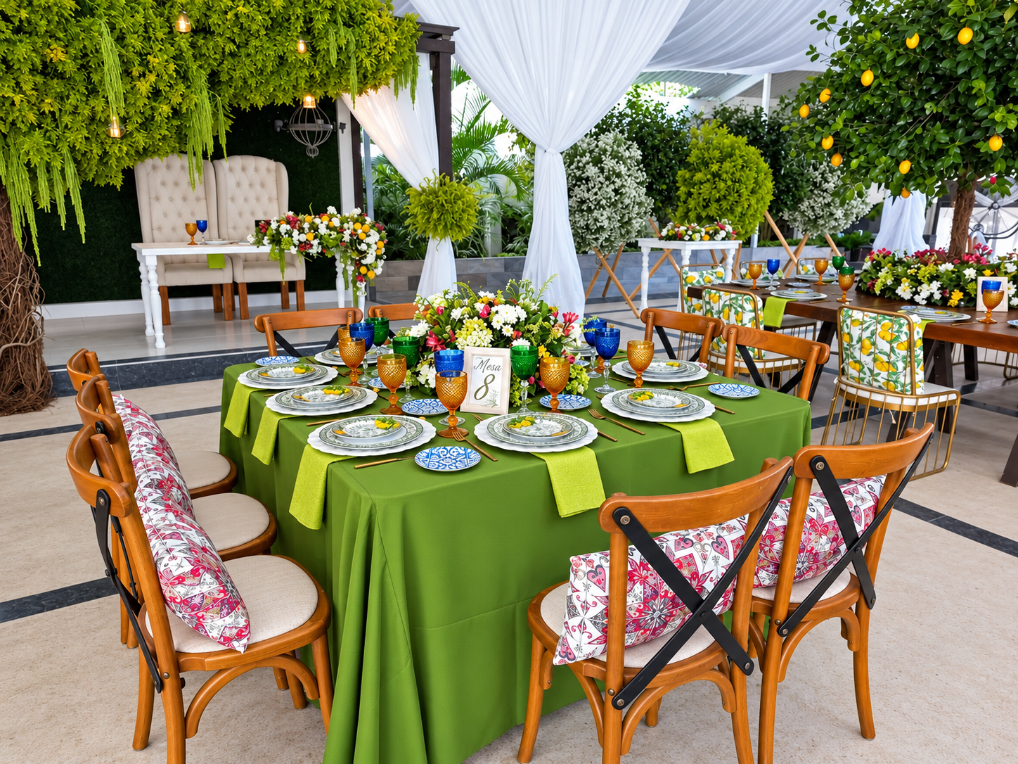Montaje de boda con mantel verde, vajilla de talavera y sillas cross-back en Jardín Allegra 55, Cuernavaca