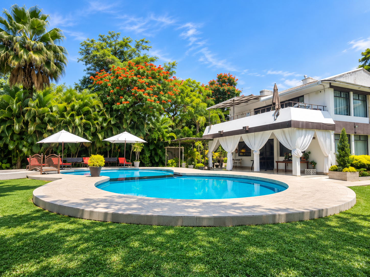 Alberca del jardín con camastros y Allegra Suite al fondo en Cuernavaca, Jardín Allegra 55
