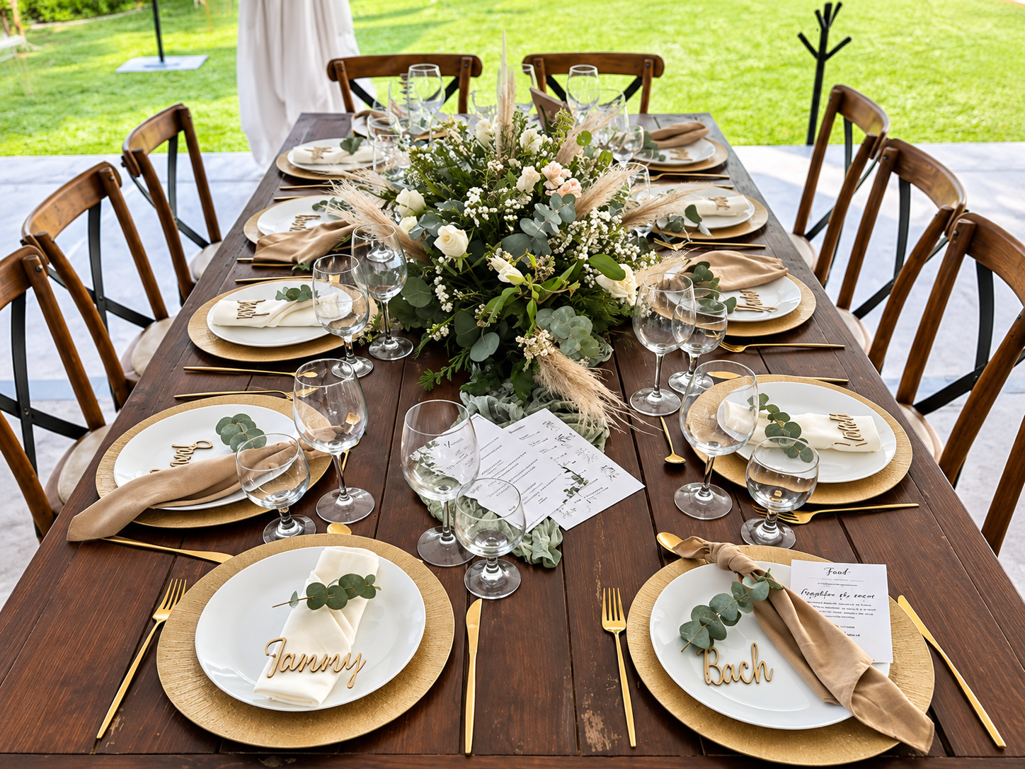 Mesa rústica de madera con vajilla dorada, camino floral y nombres grabados en boda en Jardín Allegra 55