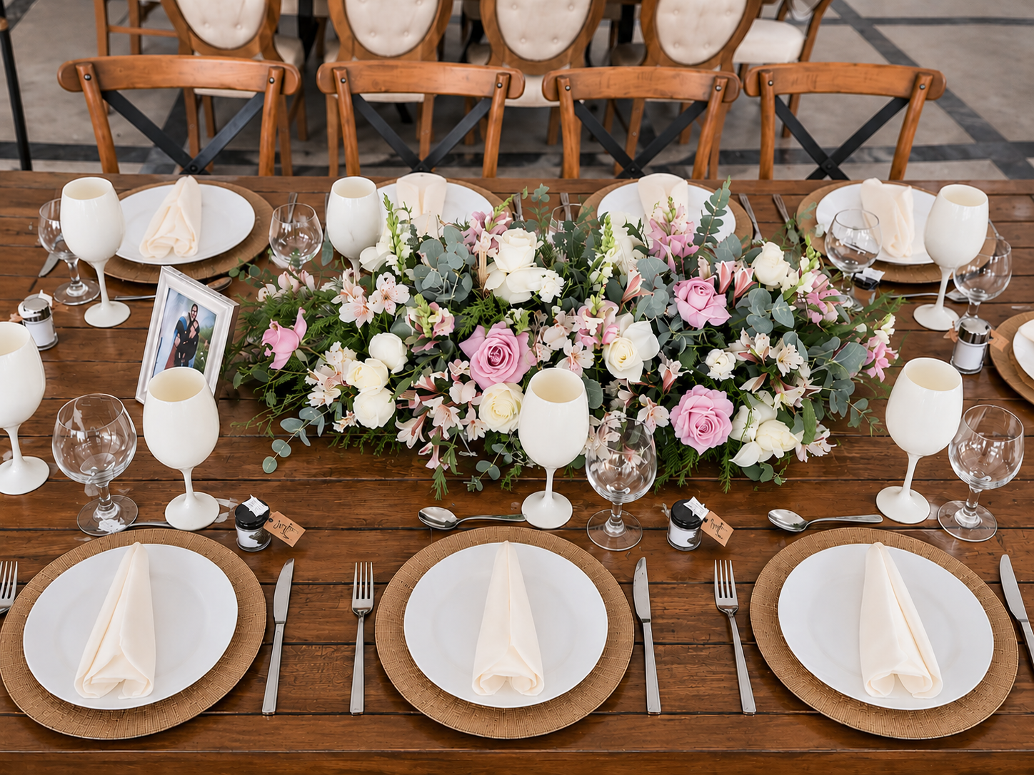 Mesa de novios de madera con centro floral en rosa y blanco en Jardín Allegra 55, Cuernavaca