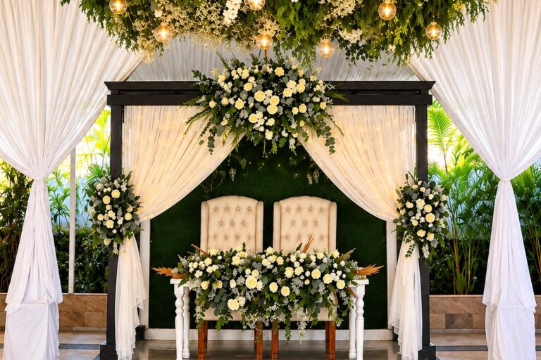 Mesa de novios con pérgola, cortinas blancas y arreglos florales en Jardín Allegra 55, Cuernavaca, Morelos