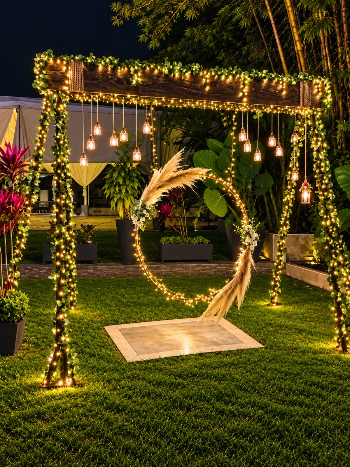 Aro iluminado y ambientación nocturna en el jardín de eventos Allegra 55