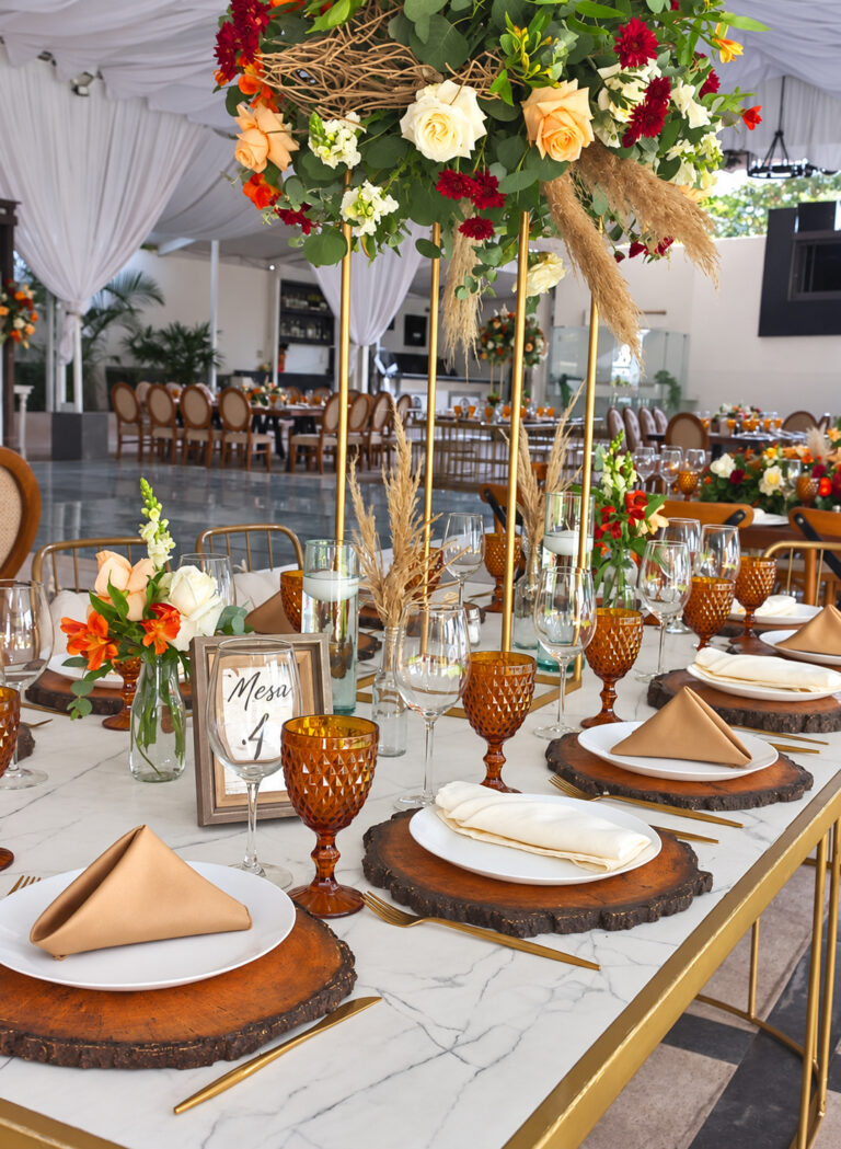 Bases de madera artesanales para mesas de invitados en boda boutique en Jardín Allegra 55