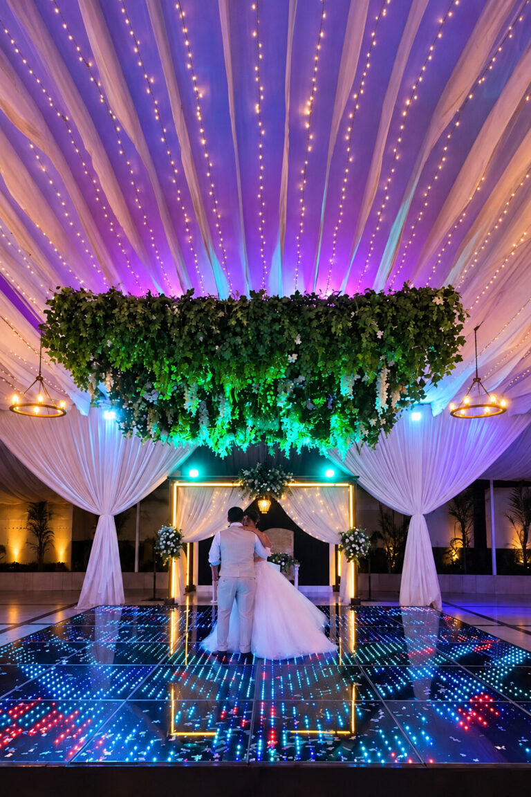 Primer baile de novios sobre pista iluminada bajo decoración colgante en Jardín Allegra 55, Cuernavaca