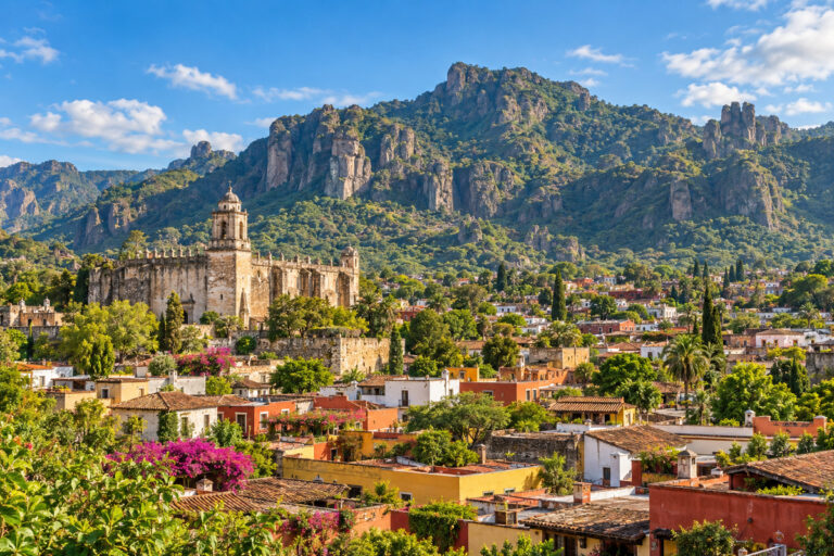 Vista de Tepoztlán, Morelos, con el exconvento de la Natividad, casas tradicionales y cerros del Tepozteco.
